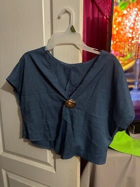 SHEIN Slate Blue Boxy V-Neck Short Sleeve Top with Gold Accent